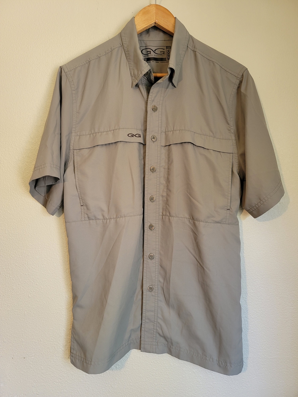 Short-Sleeve Button-Down Shirt in Light Gray